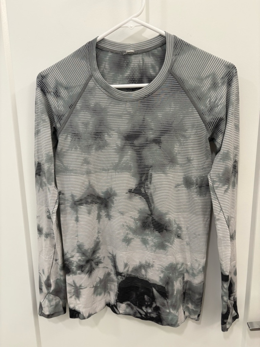 Lululemon Swiftly Tech Long Sleeve 2.0 in
Shibori Stripe Graphite Grey Size 6 - Picture 2 of 14